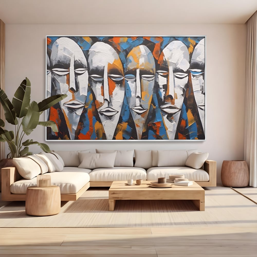 Tablou canvas cu tablou abstract cu masti tribale albe, in rama de aluminiu argintiu, pe perete intr-un living
